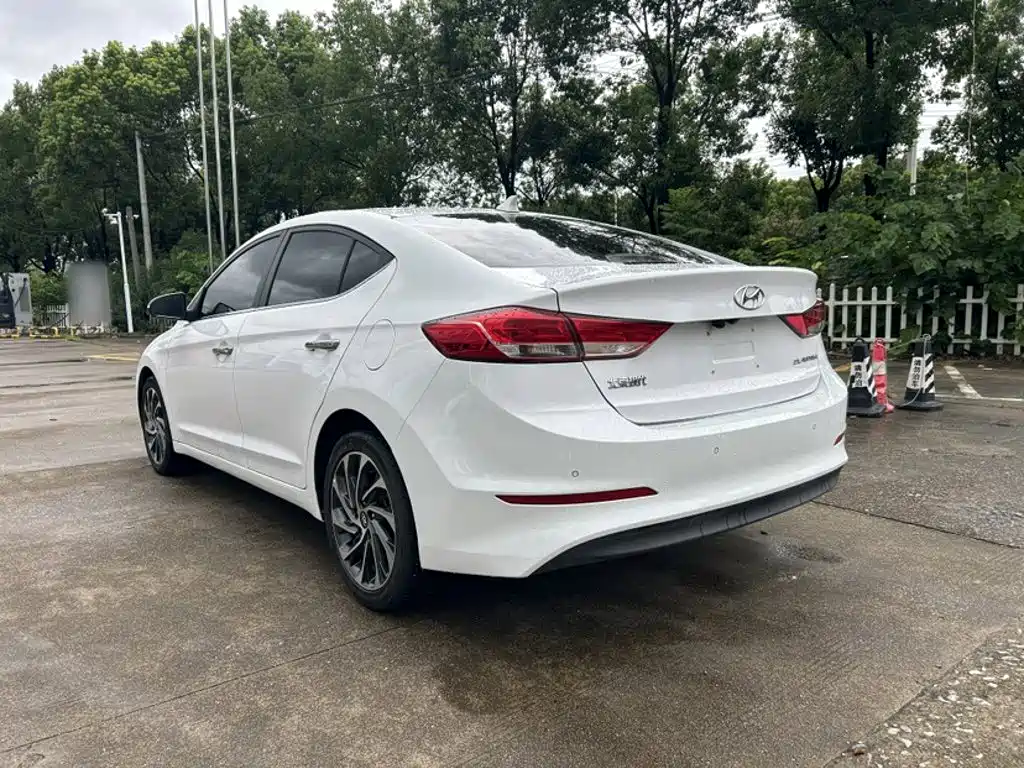 Hyundai Elantra — фото 5