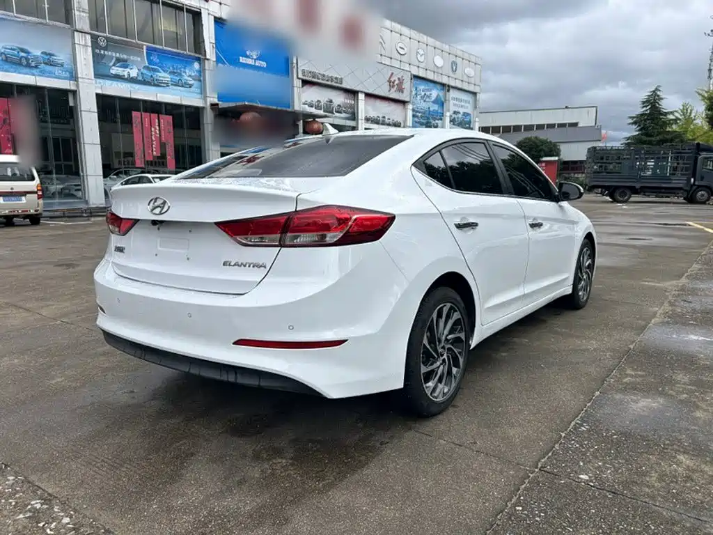 Hyundai Elantra — фото 7