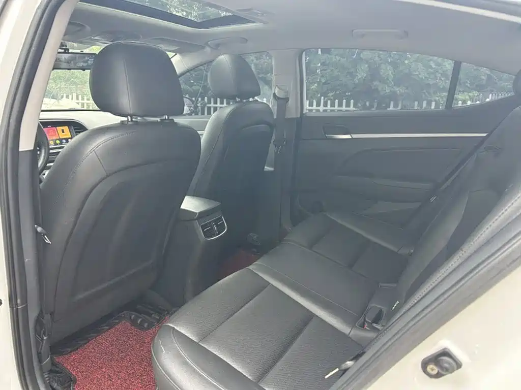 Hyundai Elantra — фото 10