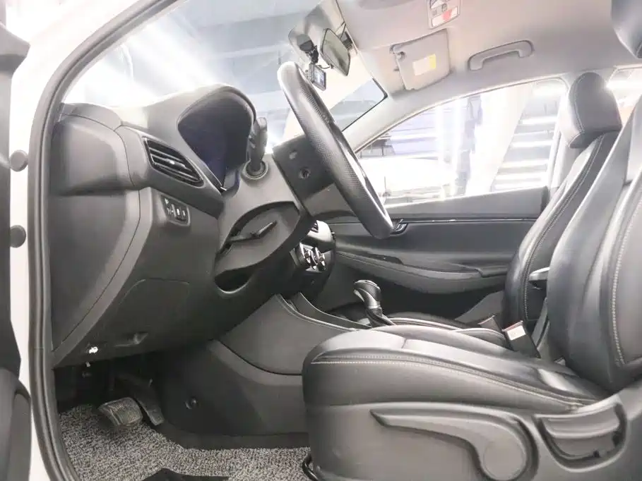 Hyundai Elantra — фото 11
