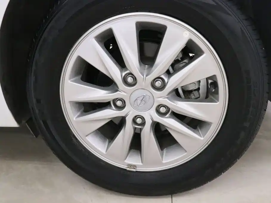 Hyundai Elantra — фото 15