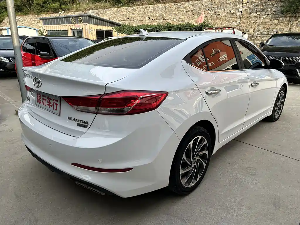 Hyundai Elantra — фото 7