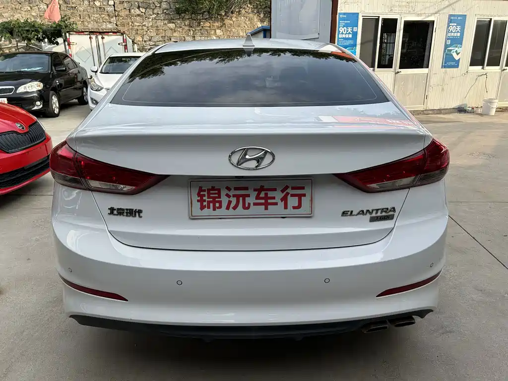 Hyundai Elantra — фото 8