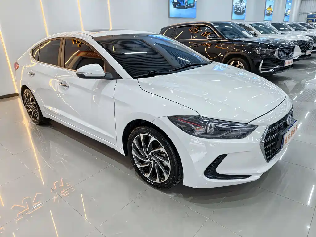 Hyundai Elantra — фото 3
