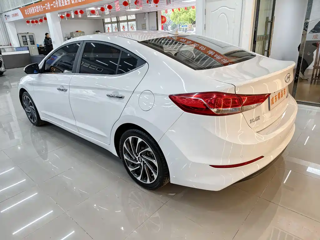 Hyundai Elantra — фото 4