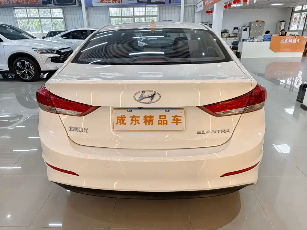 Hyundai Elantra — фото 5