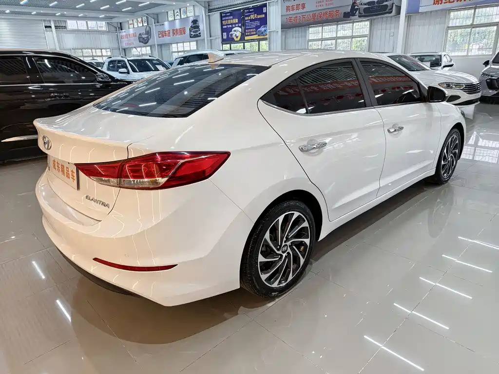 Hyundai Elantra — фото 6