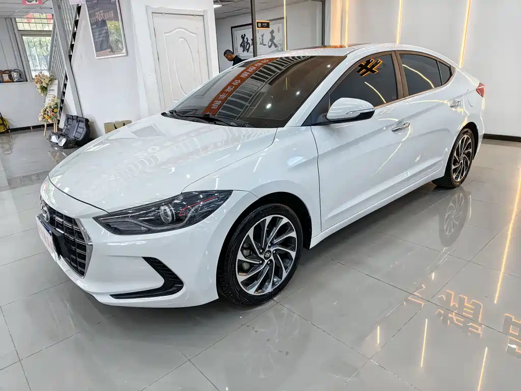 Hyundai Elantra — фото 1