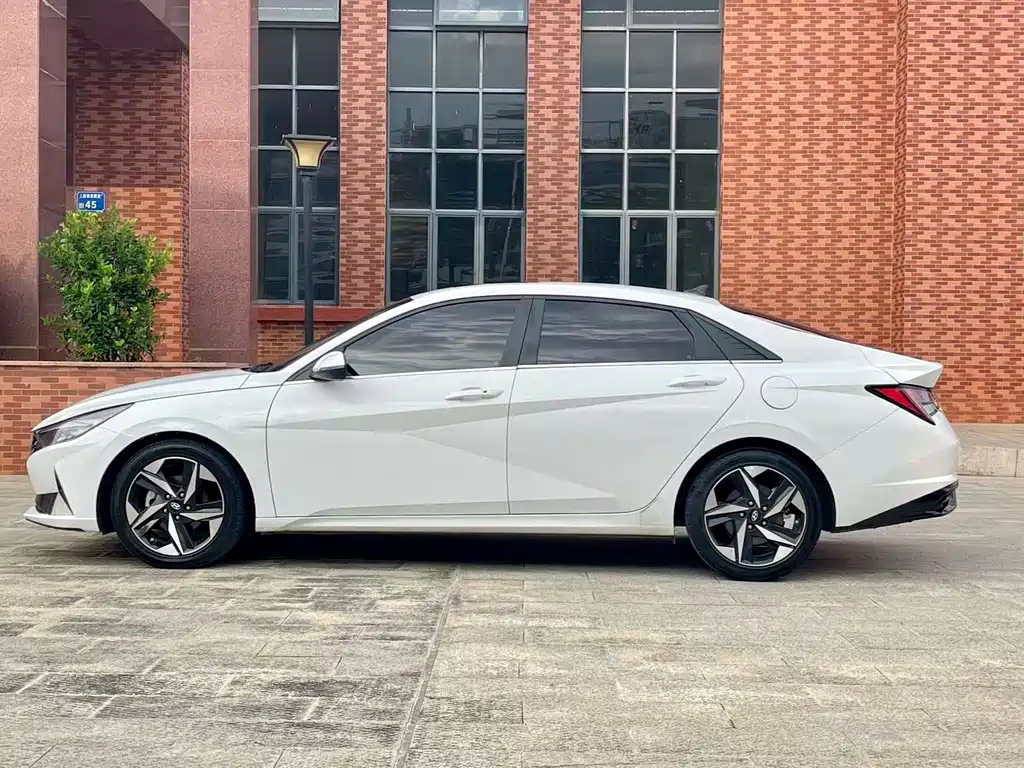 Hyundai Elantra — фото 10