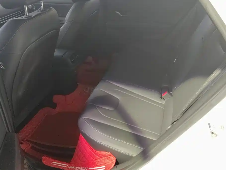 Hyundai Elantra — фото 11