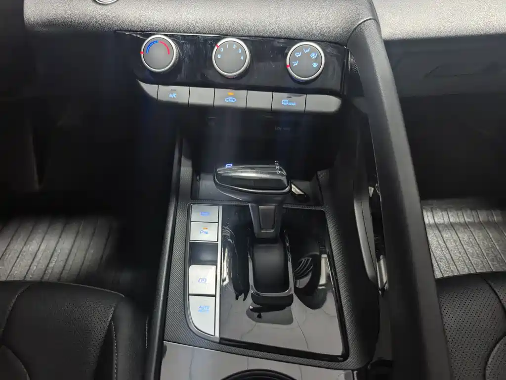 Hyundai Elantra — фото 14