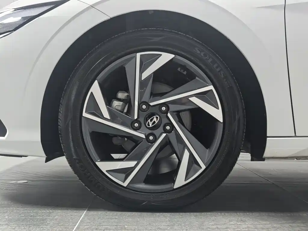 Hyundai Elantra — фото 19