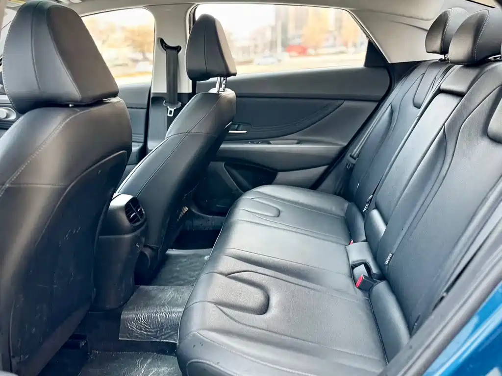 Hyundai Elantra — фото 11