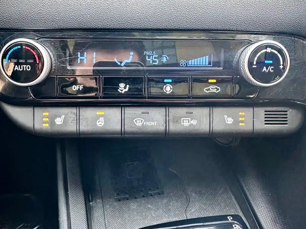 Hyundai Elantra — фото 19