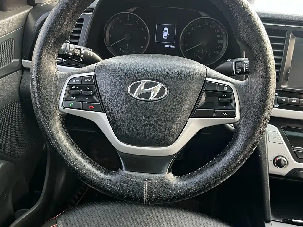 Hyundai Elantra — фото 18