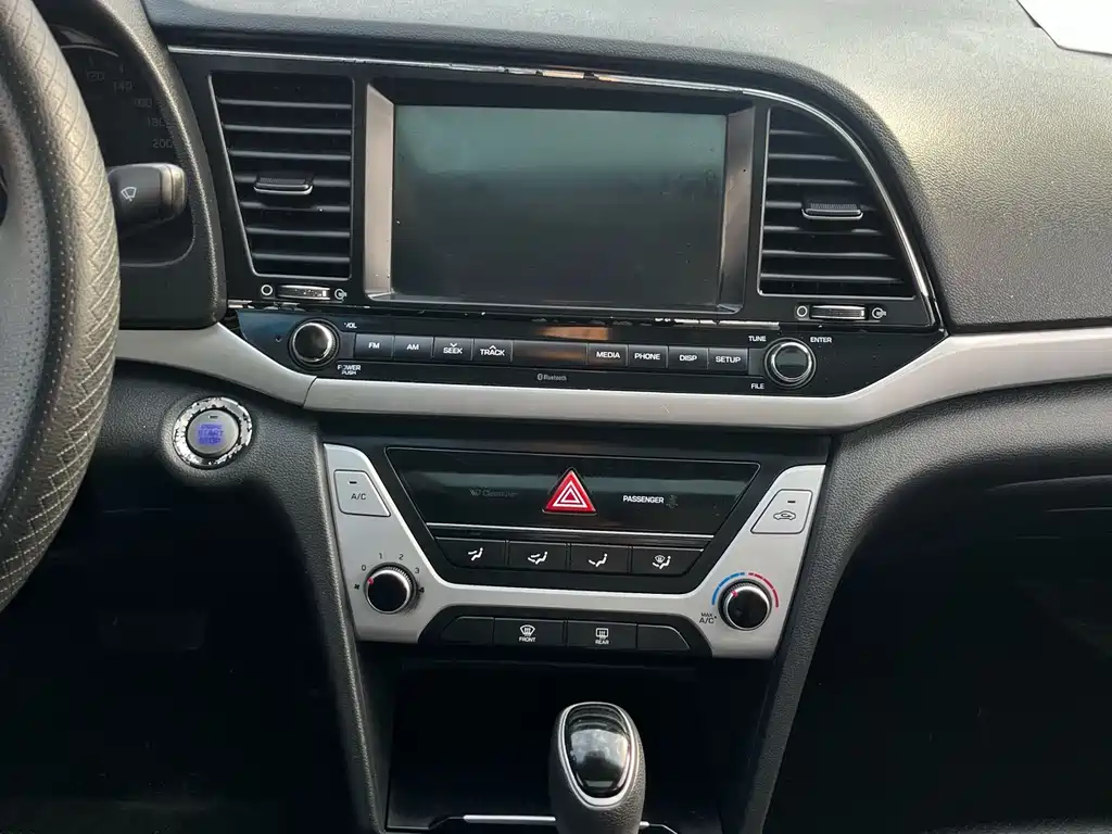 Hyundai Elantra — фото 19