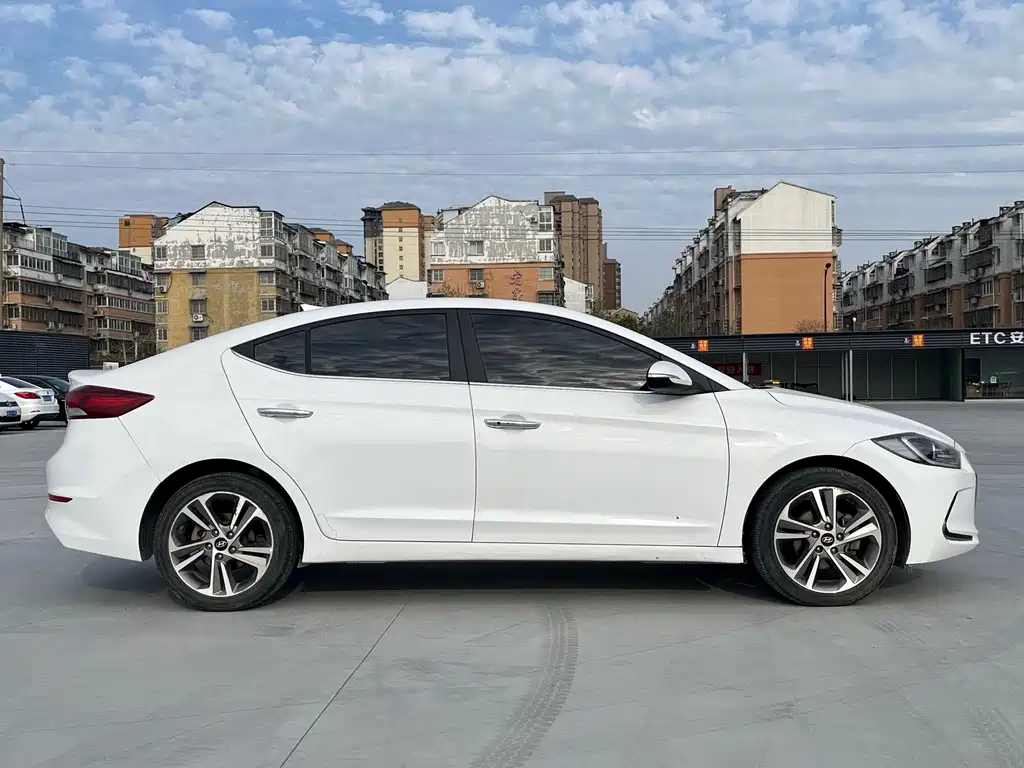 Hyundai Elantra — фото 20