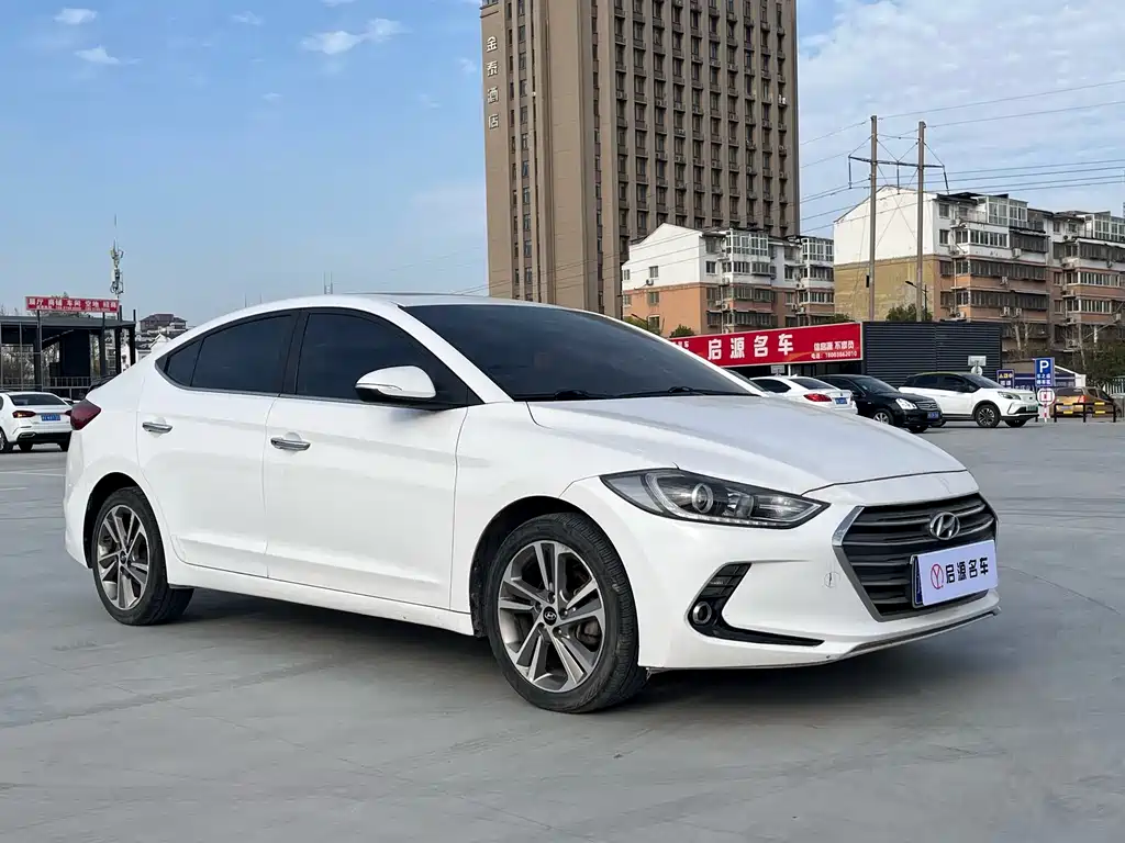 Hyundai Elantra — фото 3