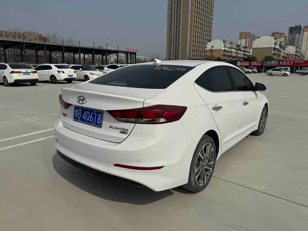 Hyundai Elantra — фото 21