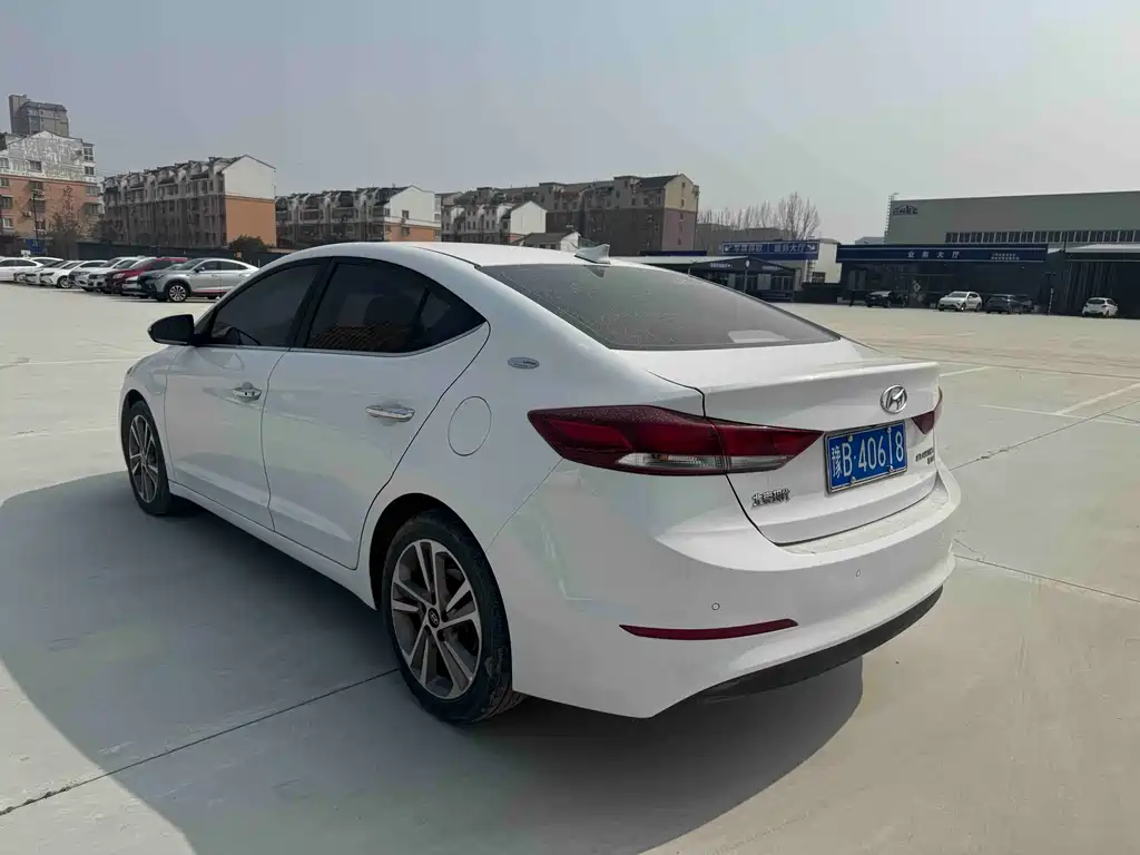 Hyundai Elantra — фото 23