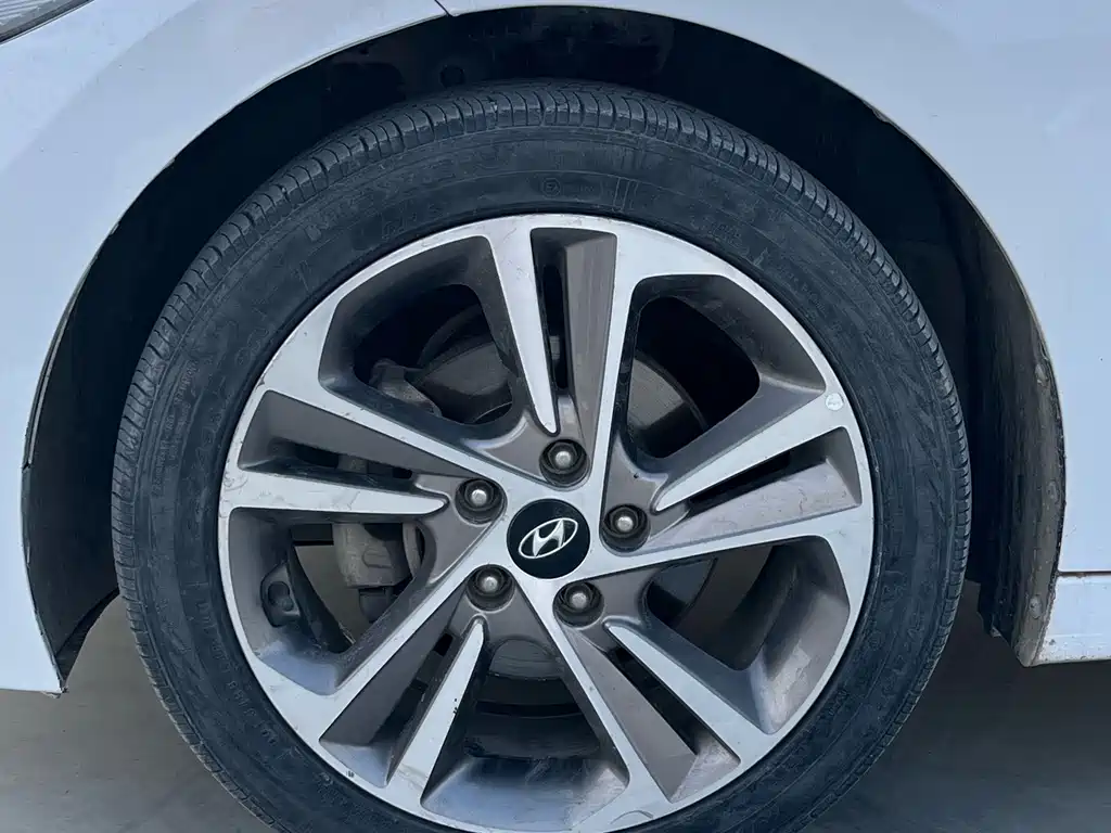 Hyundai Elantra — фото 5