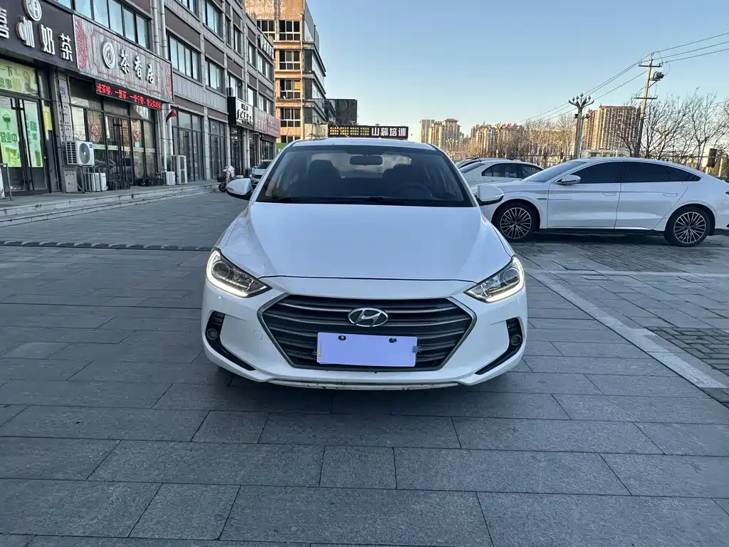 Hyundai Elantra — фото 2