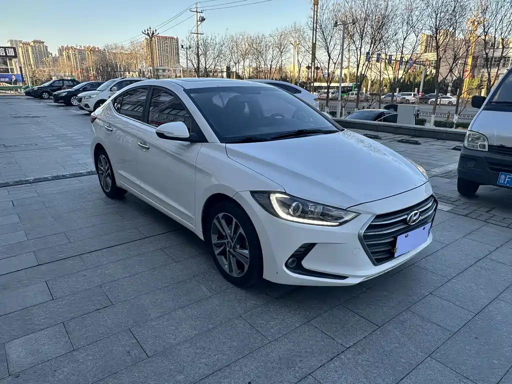 Hyundai Elantra — фото 3