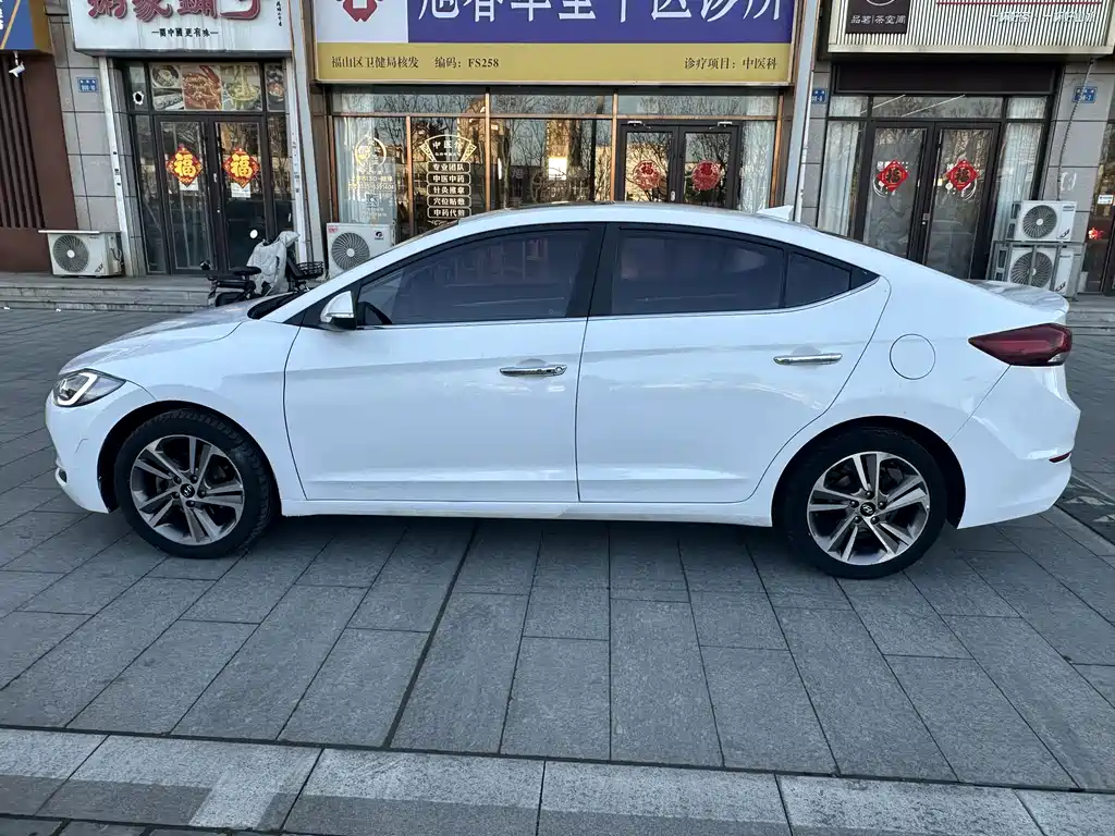 Hyundai Elantra — фото 7
