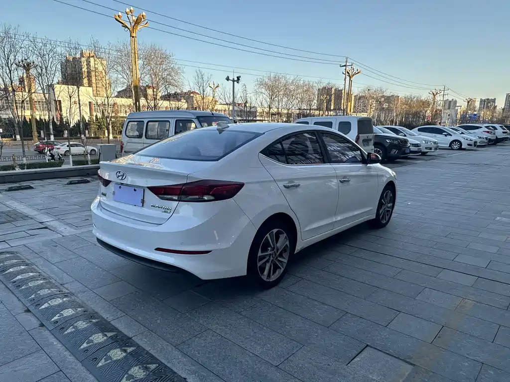 Hyundai Elantra — фото 9