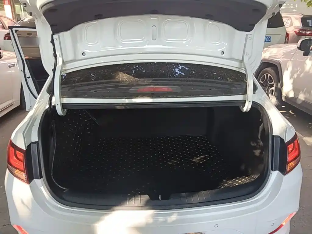 Hyundai Elantra — фото 19