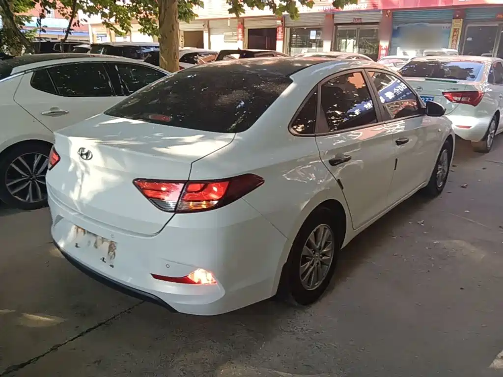 Hyundai Elantra — фото 7