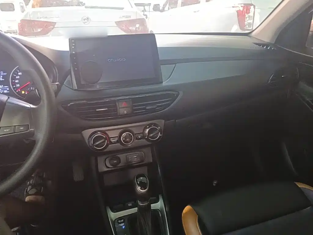 Hyundai Elantra — фото 10