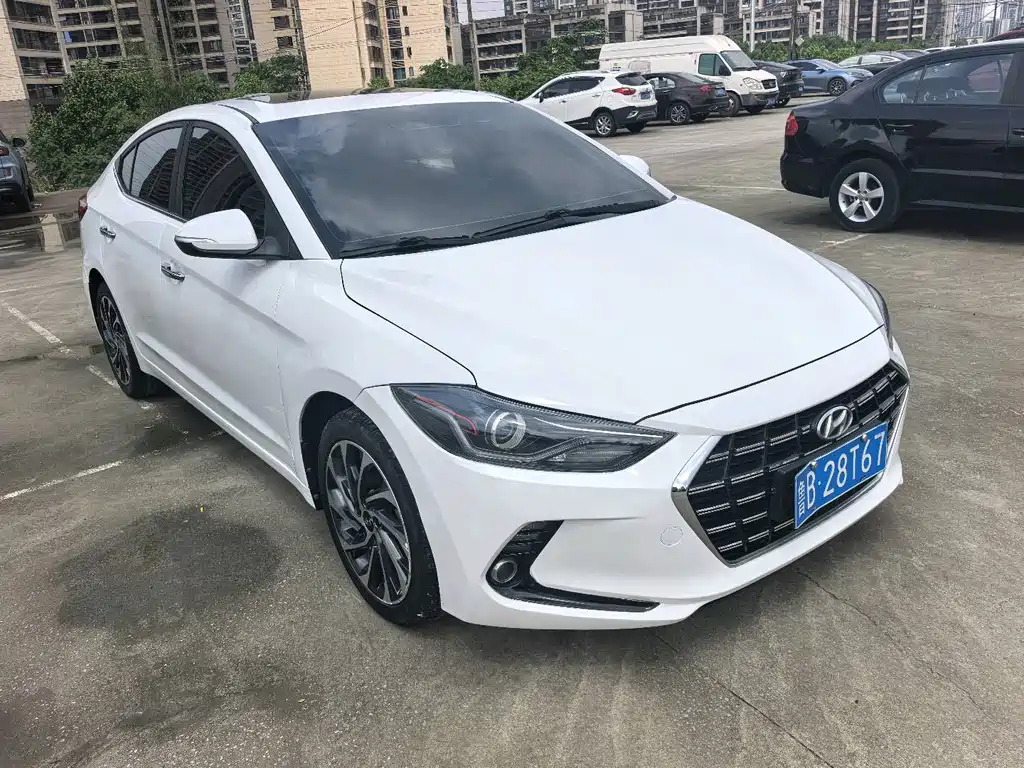 Hyundai Elantra — фото 3