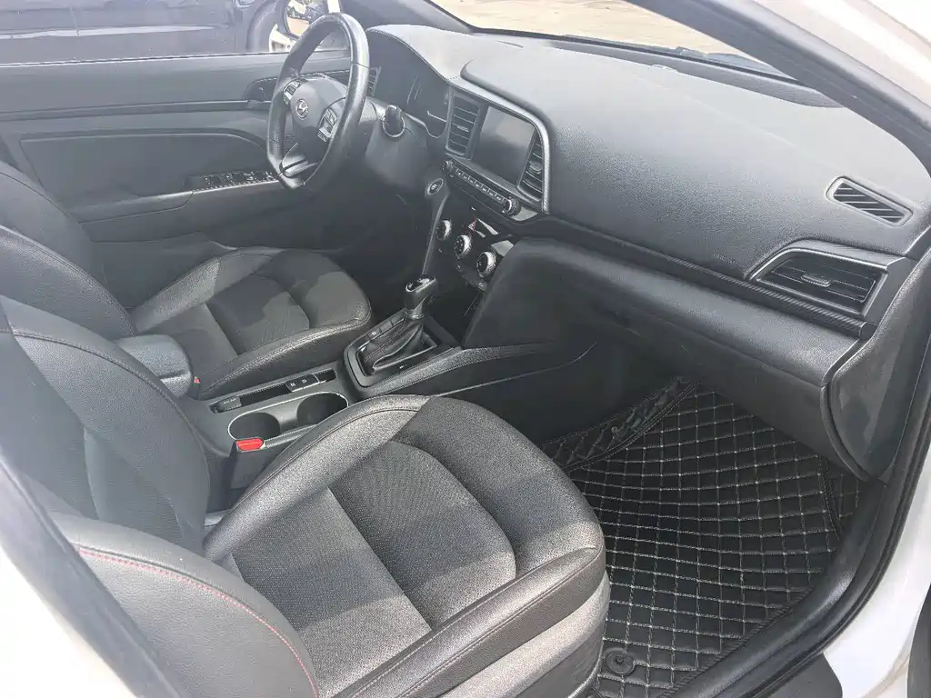 Hyundai Elantra — фото 4