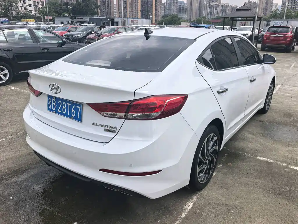 Hyundai Elantra — фото 7