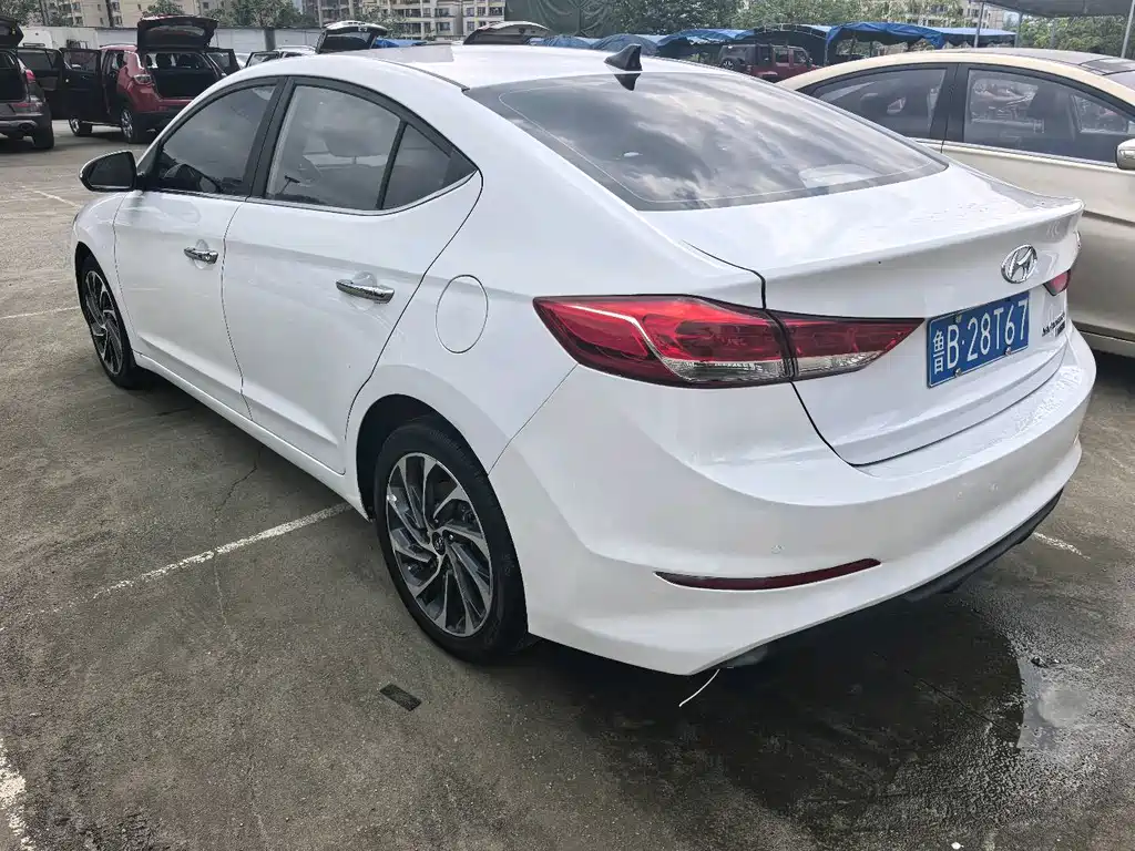 Hyundai Elantra — фото 8