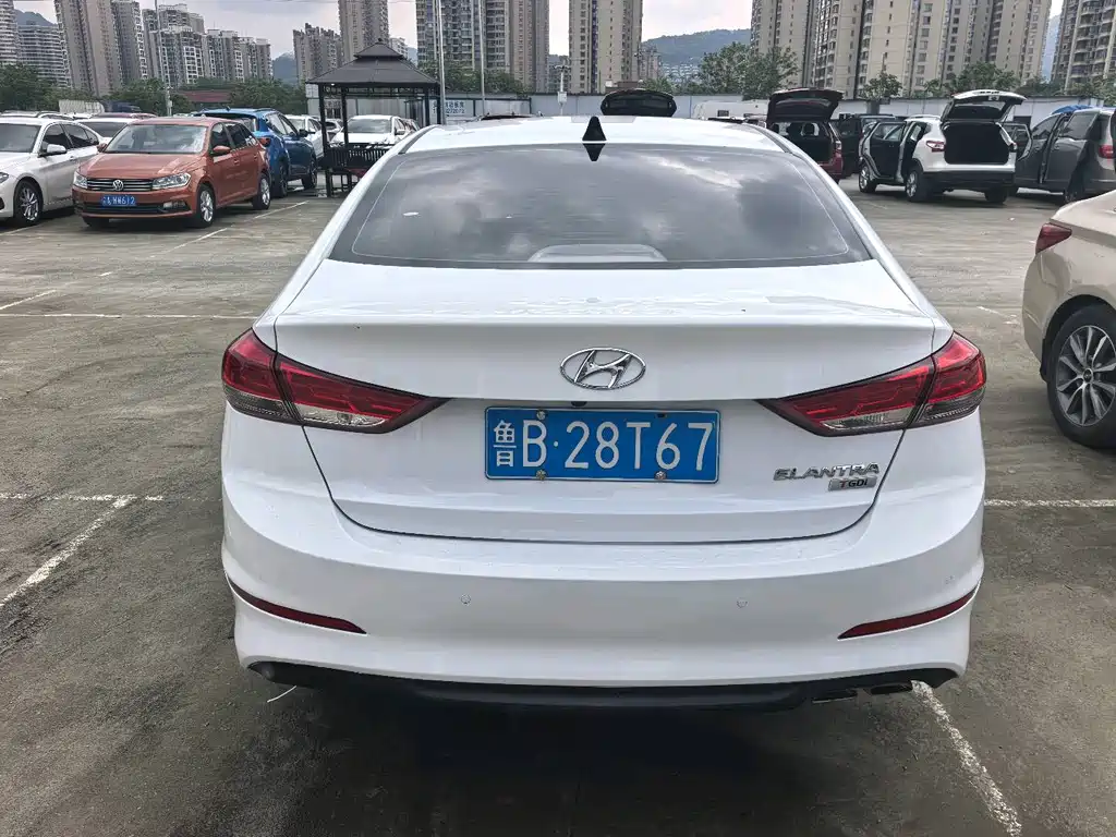 Hyundai Elantra — фото 9