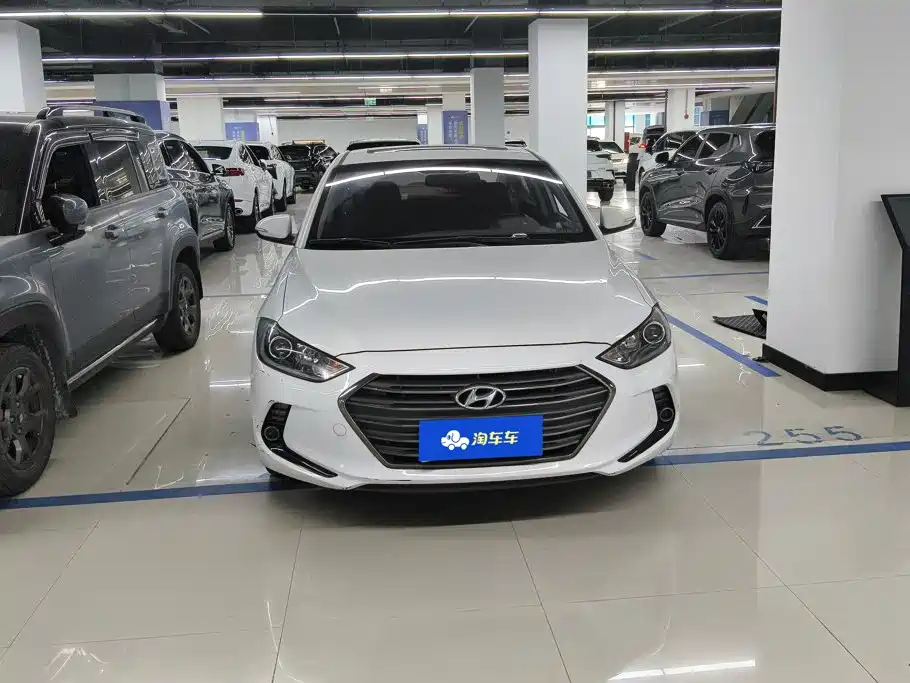 Hyundai Elantra — фото 2