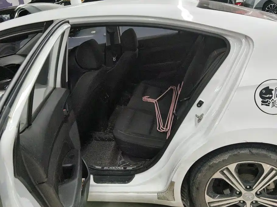 Hyundai Elantra — фото 11