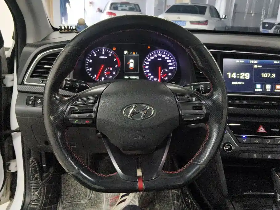 Hyundai Elantra — фото 15
