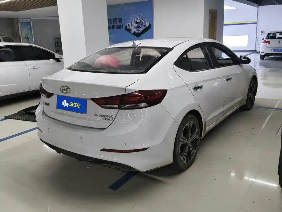 Hyundai Elantra — фото 3