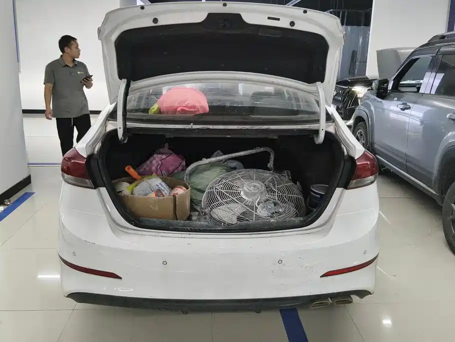 Hyundai Elantra — фото 4