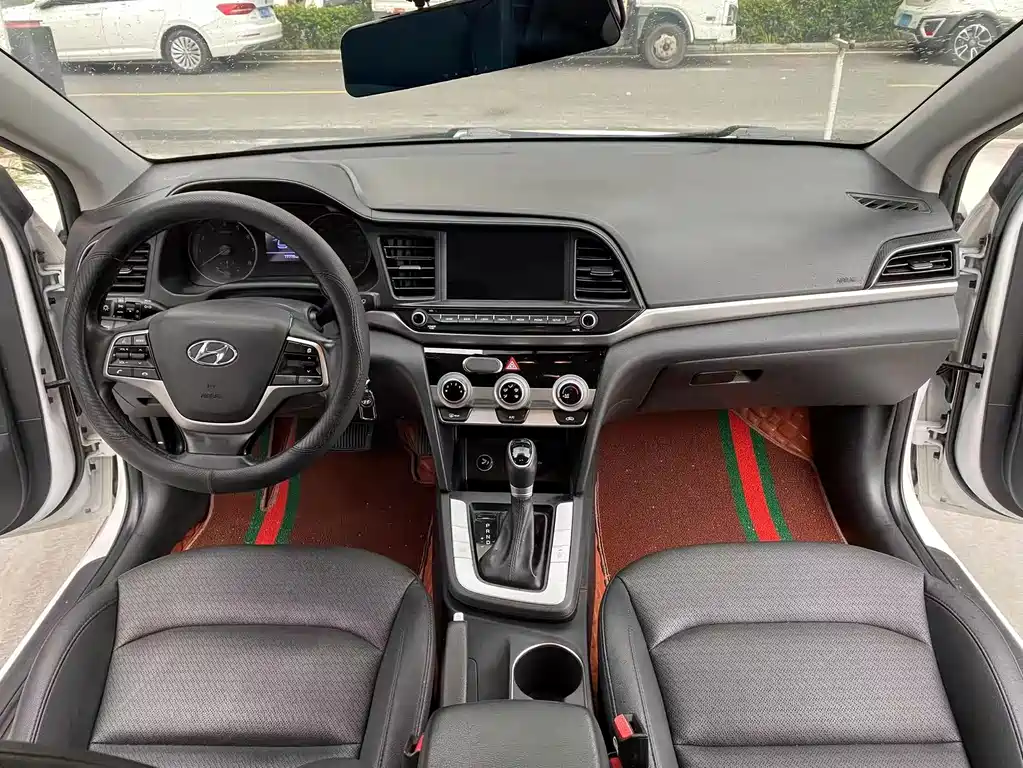 Hyundai Elantra — фото 13
