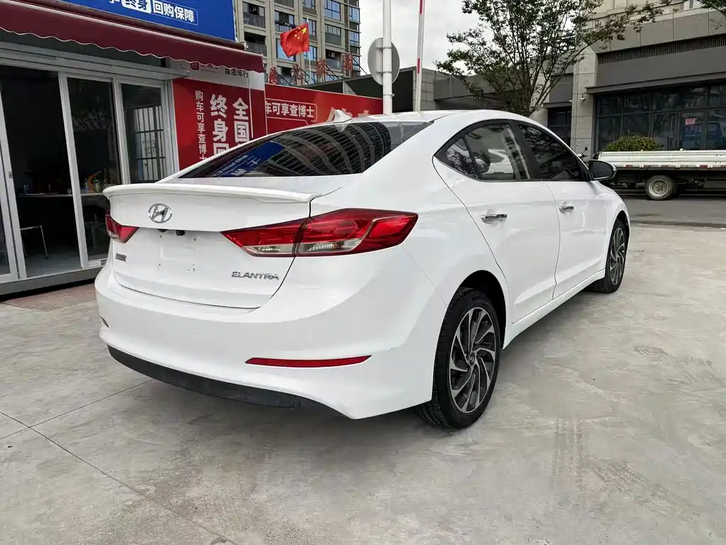 Hyundai Elantra — фото 3