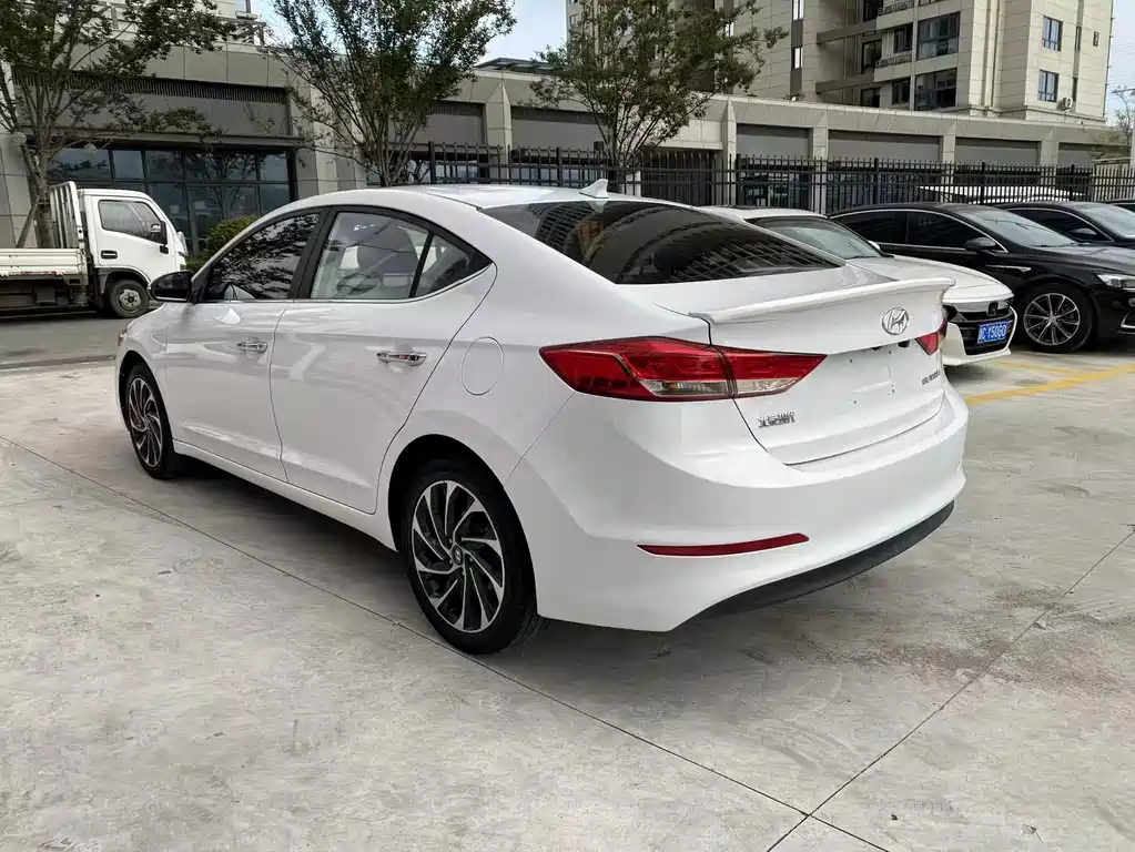 Hyundai Elantra — фото 4