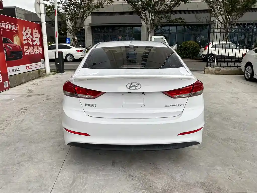 Hyundai Elantra — фото 6