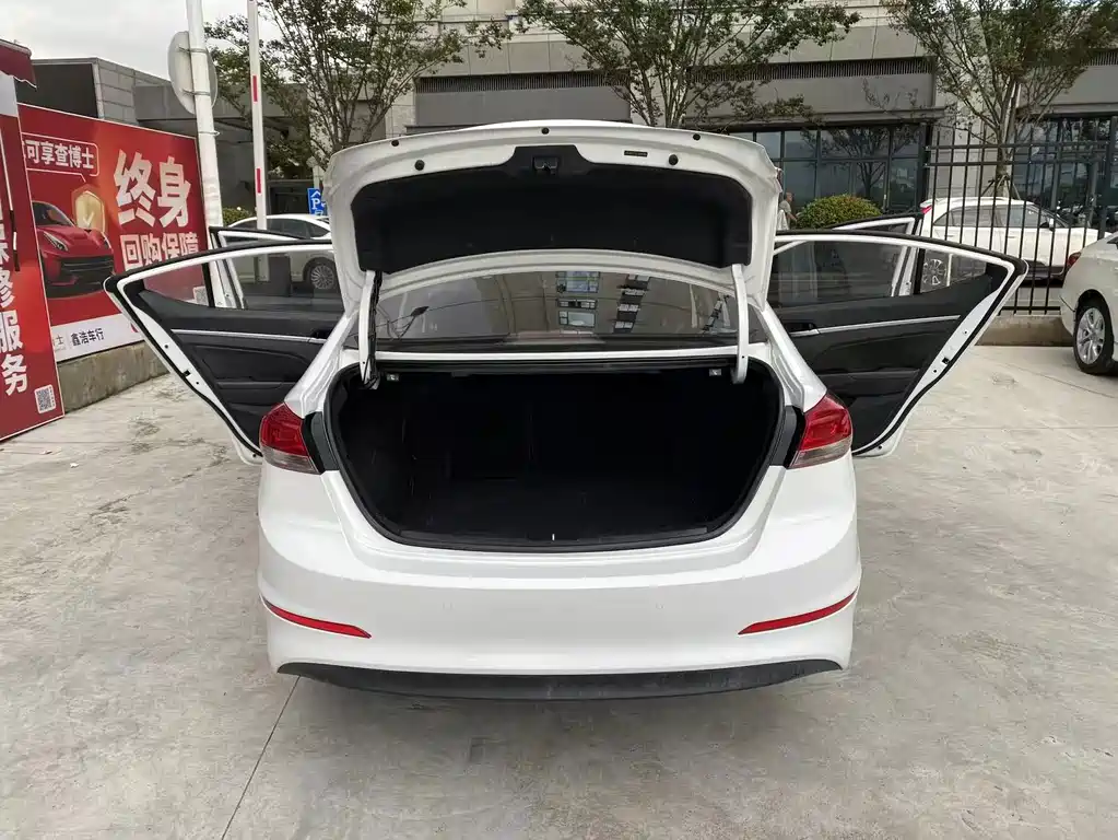Hyundai Elantra — фото 8