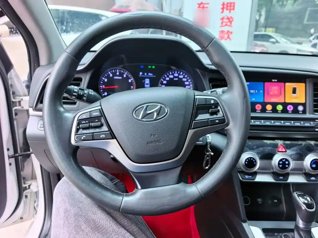 Hyundai Elantra — фото 11