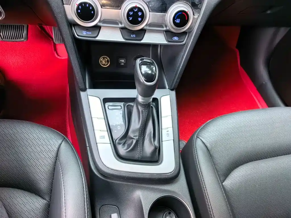 Hyundai Elantra — фото 14