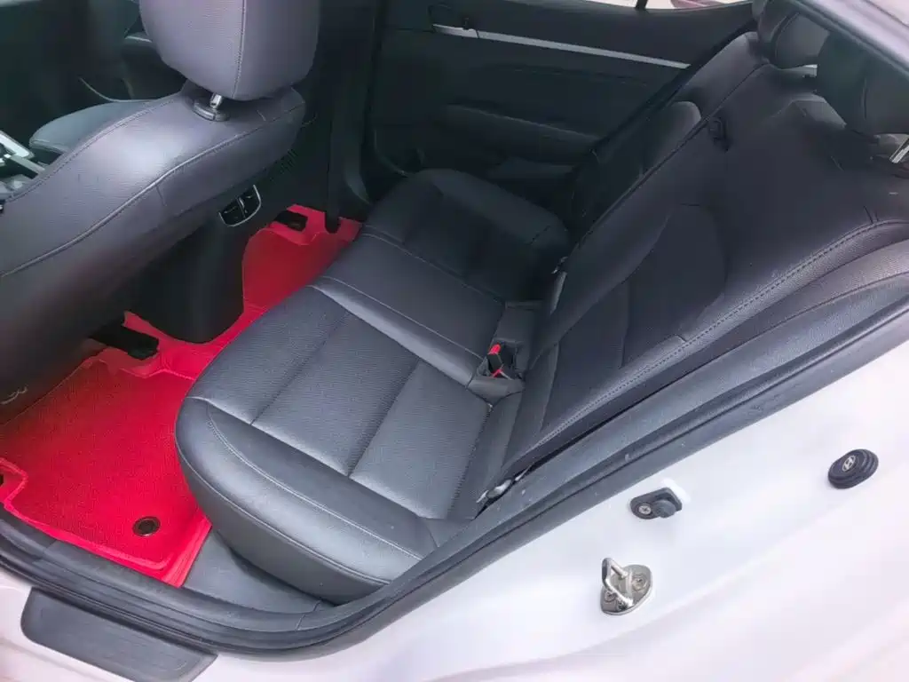 Hyundai Elantra — фото 17